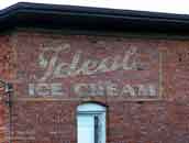 IA_LeClaire_IdealIceCream_00.jpg